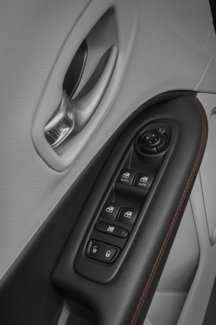 2018 Jeep Compass Limited 4WD Door Panel Picture