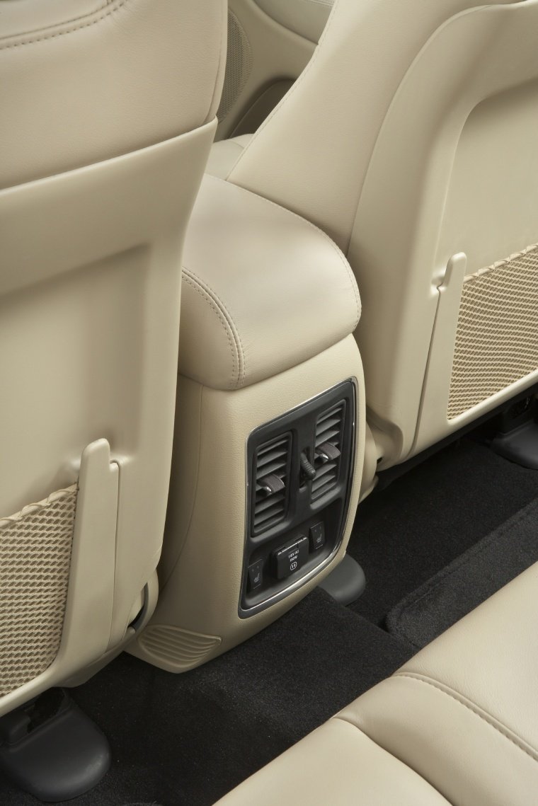 2012 Jeep Grand Cherokee Rear Center Console Picture