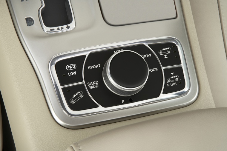 2012 Jeep Grand Cherokee Center Console Controls Picture