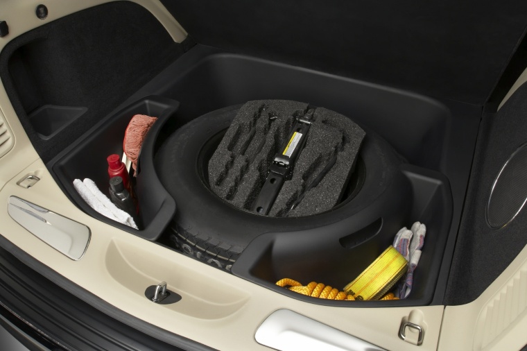 2012 Jeep Grand Cherokee Trunk Picture