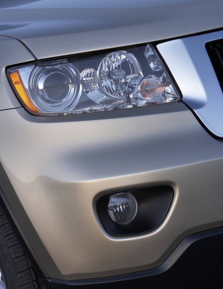 2012 Jeep Grand Cherokee Headlight Picture