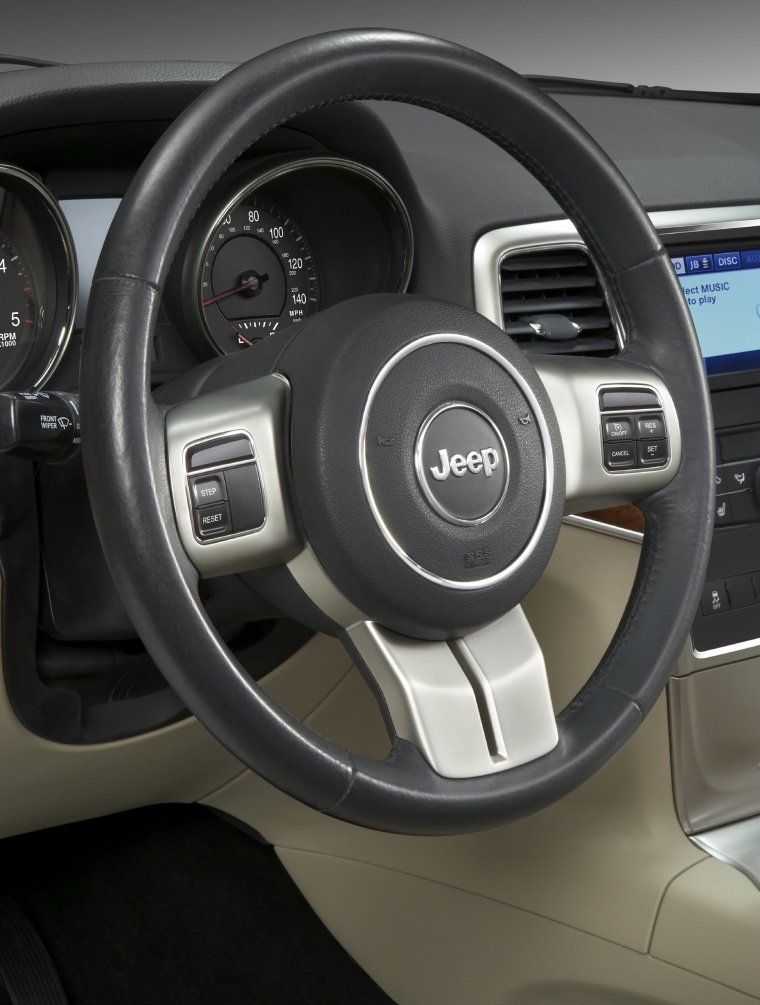 2013 Jeep Grand Cherokee Steering-Wheel Picture