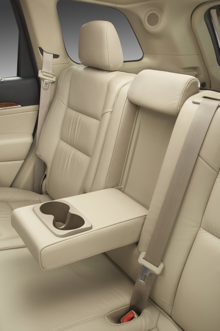 2013 Jeep Grand Cherokee Rear Center Armrest Picture