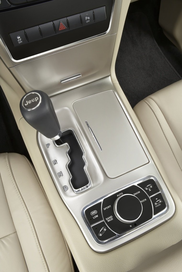 2013 Jeep Grand Cherokee Center Console Picture