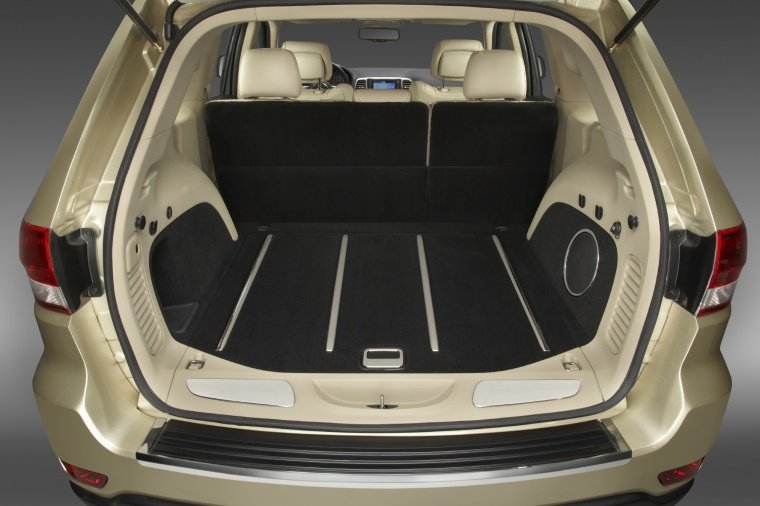 2013 Jeep Grand Cherokee Trunk Picture