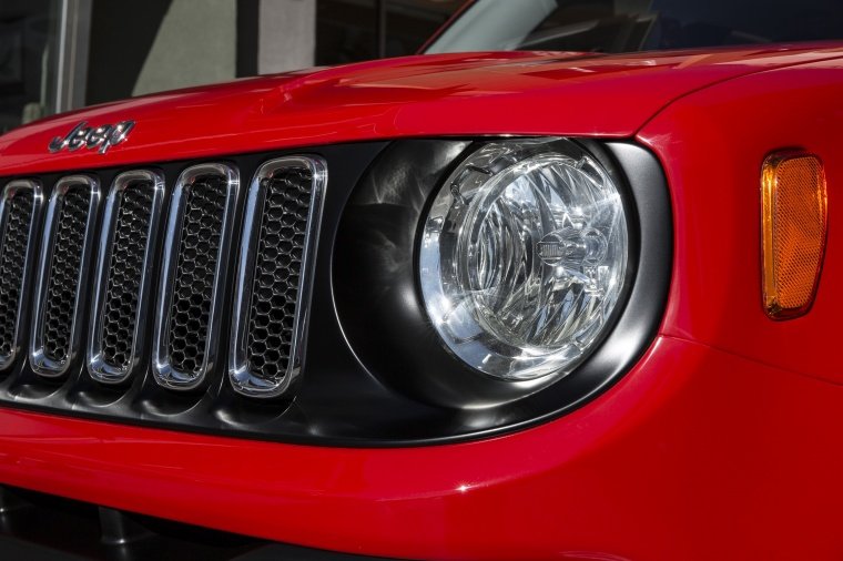 2015 Jeep Renegade Latitude 4WD Headlight Picture