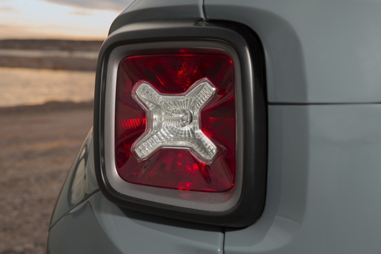 2016 Jeep Renegade Trailhawk 4WD Tail Light Picture