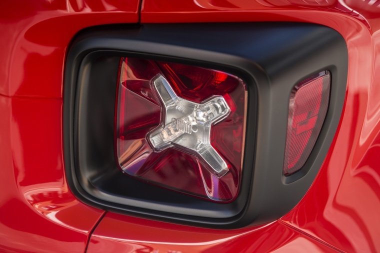 2018 Jeep Renegade Latitude 4WD Tail Light Picture