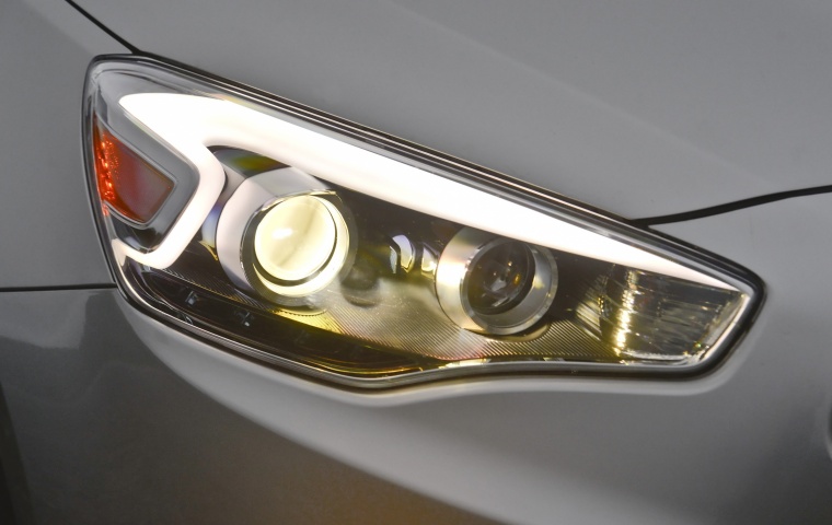 2014 Kia Cadenza Headlight Picture