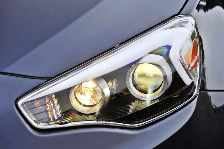 2014 Kia Cadenza Headlight Picture