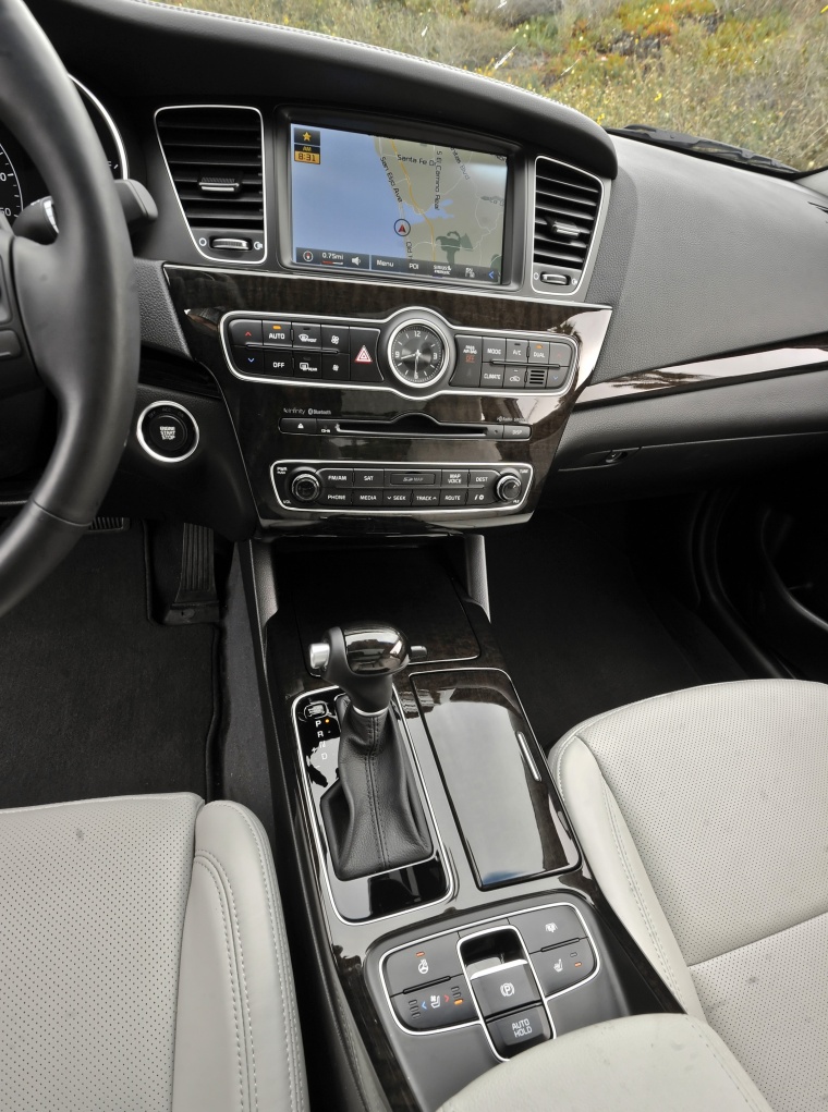 2014 Kia Cadenza Center Stack Picture