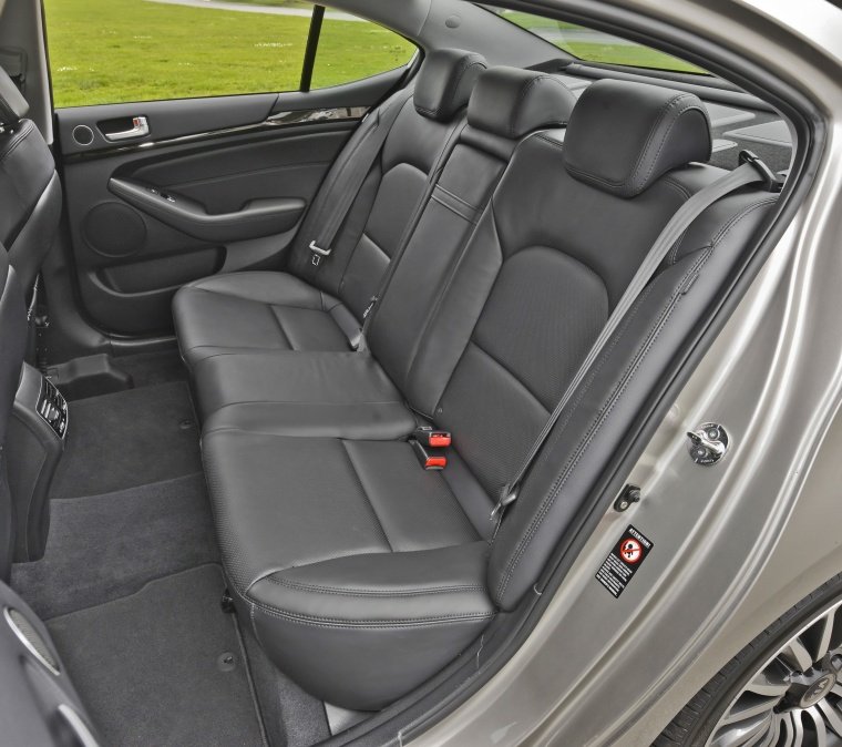 2015 Kia Cadenza Rear Seats Picture