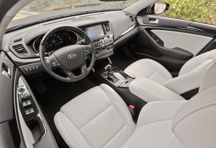 2015 Kia Cadenza Cockpit Picture