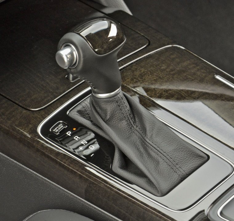 2016 Kia Cadenza Gear Lever Picture