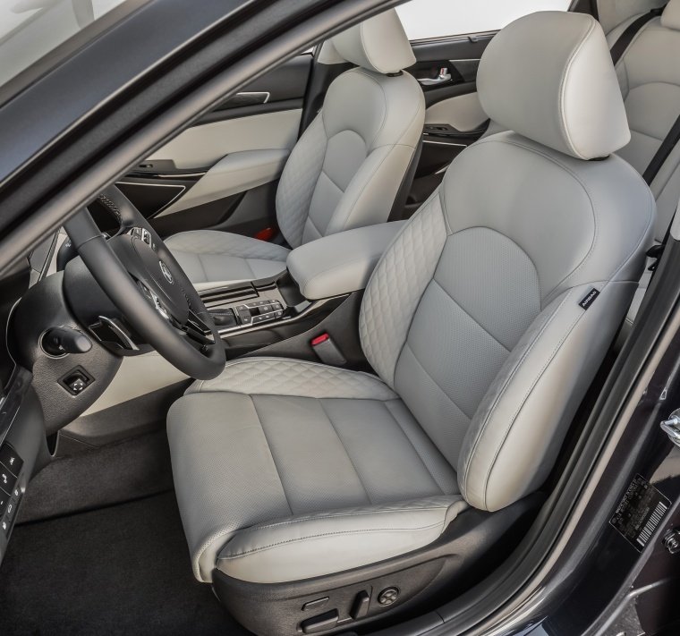 2017 Kia Cadenza Front Seats Picture
