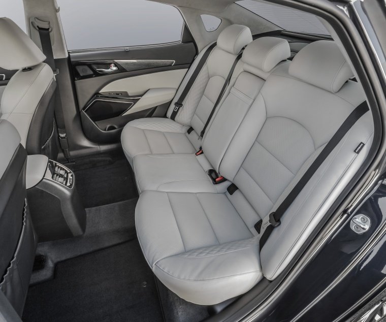 2017 Kia Cadenza Rear Seats Picture