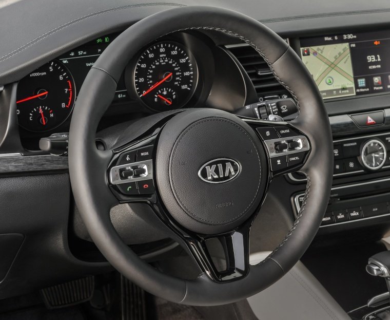 2017 Kia Cadenza Steering-Wheel Picture