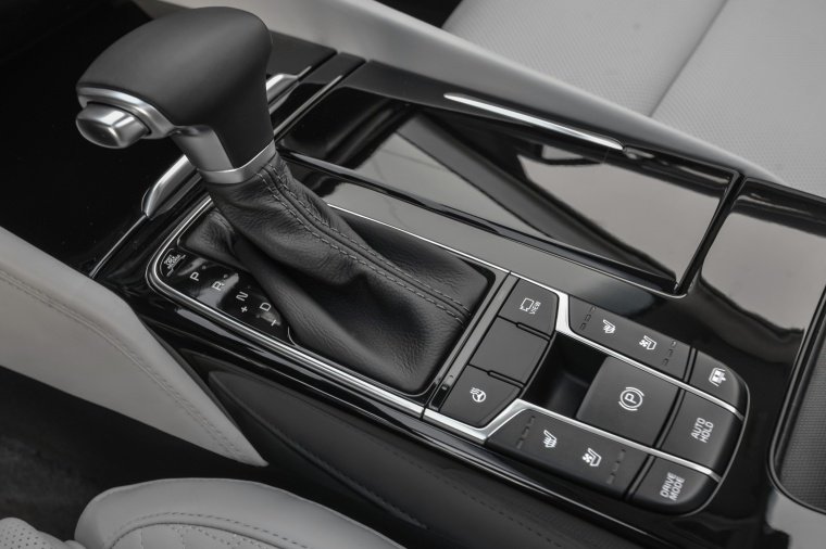 2017 Kia Cadenza Gear Lever Picture
