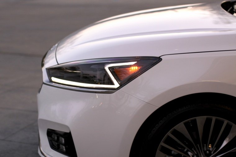 2017 Kia Cadenza Headlight Picture
