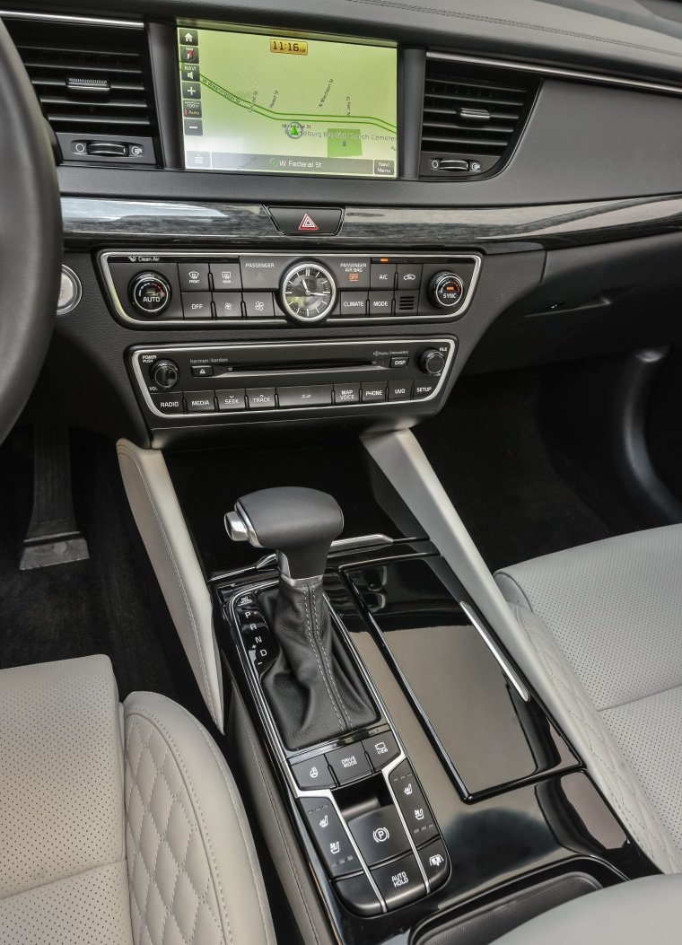 2017 Kia Cadenza Limited Center Stack Picture