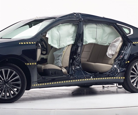 2017 Kia Cadenza IIHS Side Impact Crash Test Picture