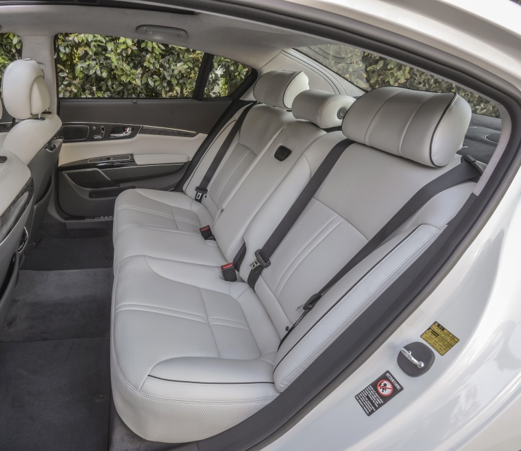 2015 Kia K900 Rear Seats Picture