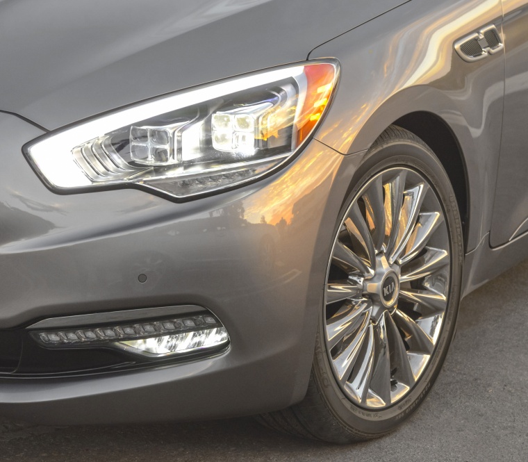 2015 Kia K900 Headlight Picture