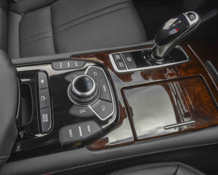2015 Kia K900 Center Console Picture