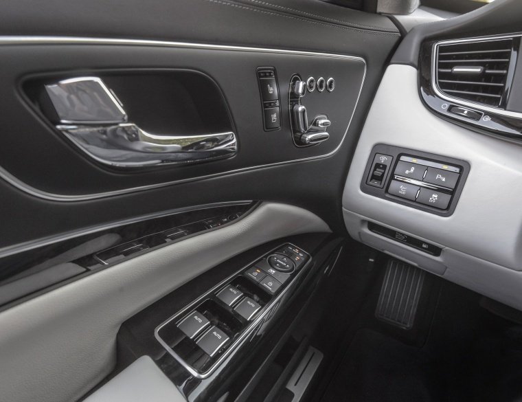 2016 Kia K900 Luxury V8 Door Panel Picture