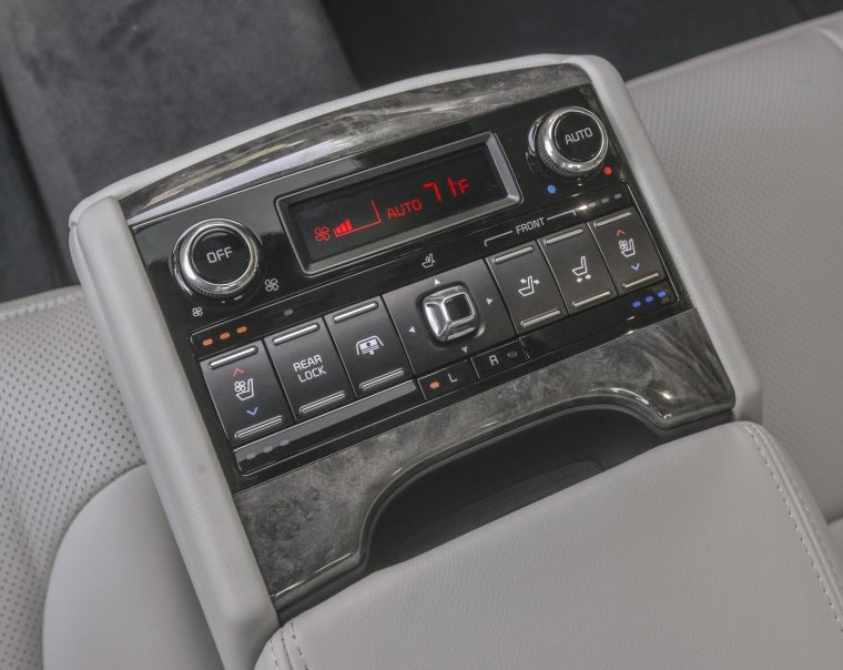 2016 Kia K900 Luxury V8 Rear Center Armrest Picture