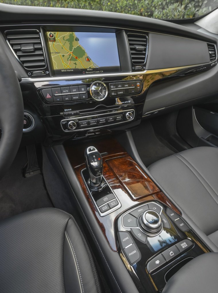 2016 Kia K900 Luxury V8 Center Stack Picture