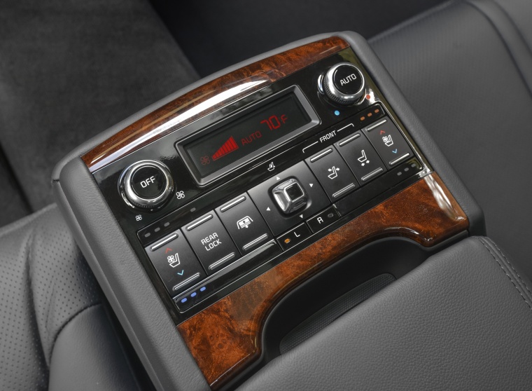 2016 Kia K900 Luxury V8 Rear Center Armrest Picture