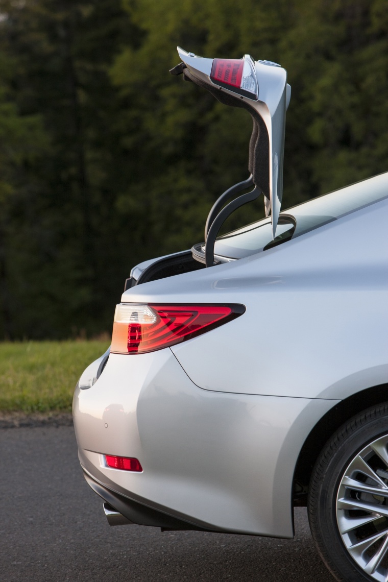 2013 Lexus ES 350 Sedan Trunk Lid Picture