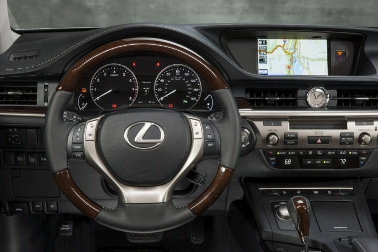 2015 Lexus ES 350 Sedan Cockpit Picture