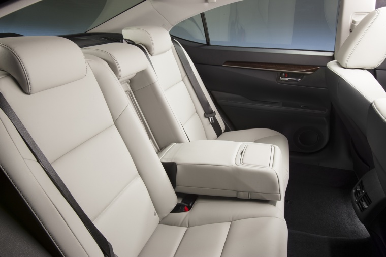 2015 Lexus ES 350 Sedan Rear Seats Picture