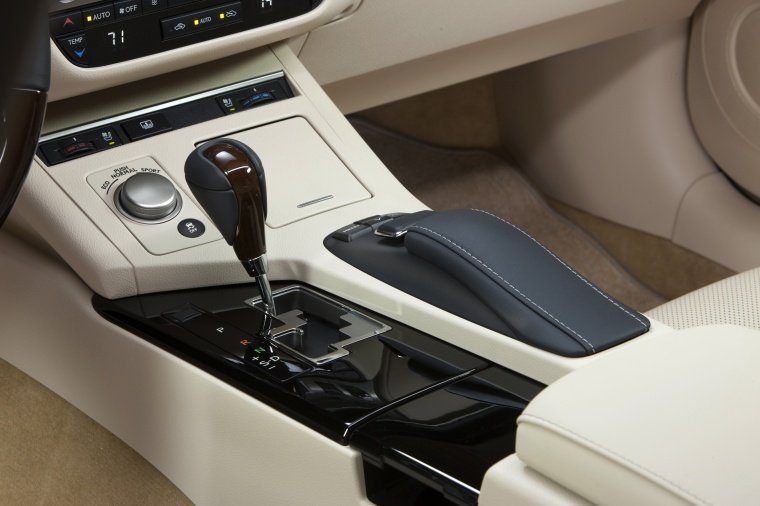 2015 Lexus ES 350 Sedan Center Console Picture