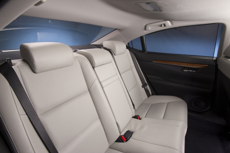 2015 Lexus ES 300h Hybrid Sedan Rear Seats Picture