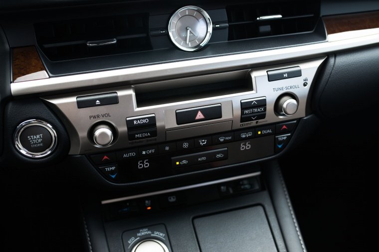 2016 Lexus ES 350 Sedan Center Stack Picture