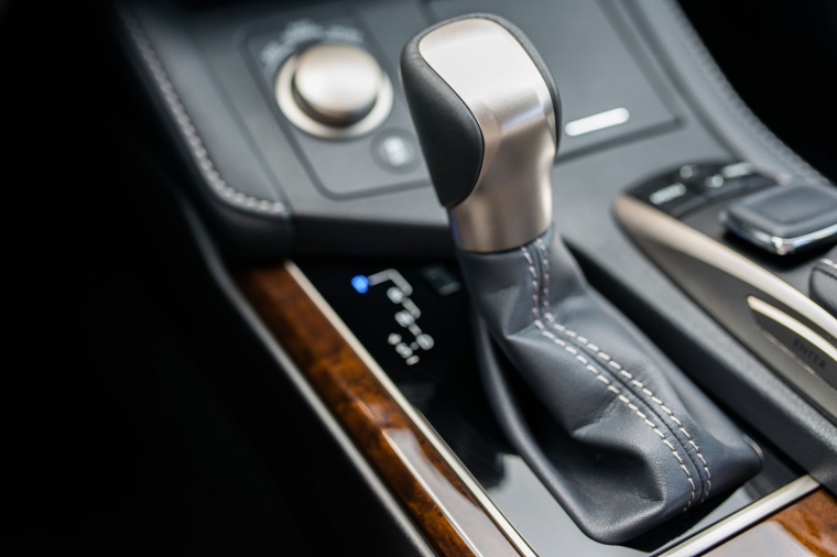 2016 Lexus ES 350 Sedan Gear Lever Picture