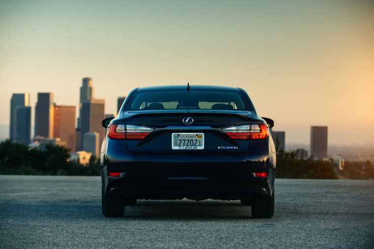 2016 Lexus ES 300h Sedan Picture