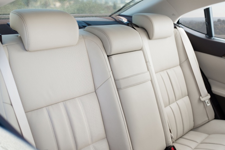 2016 Lexus ES 300h Sedan Rear Seats Picture