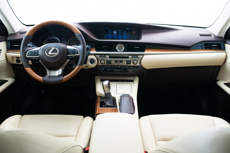 2017 Lexus ES 300h Sedan Cockpit Picture