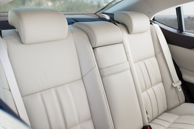 2018 Lexus ES 300h Sedan Rear Seats Picture