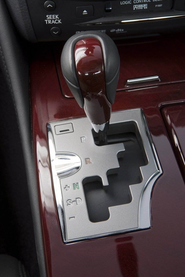 2011 Lexus GS 450h Sedan Gear Lever Picture