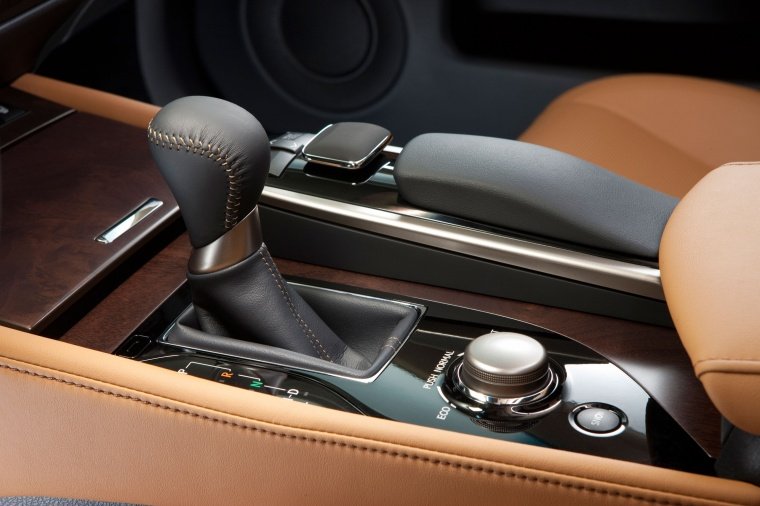 2013 Lexus GS 350 Sedan Center Console Picture