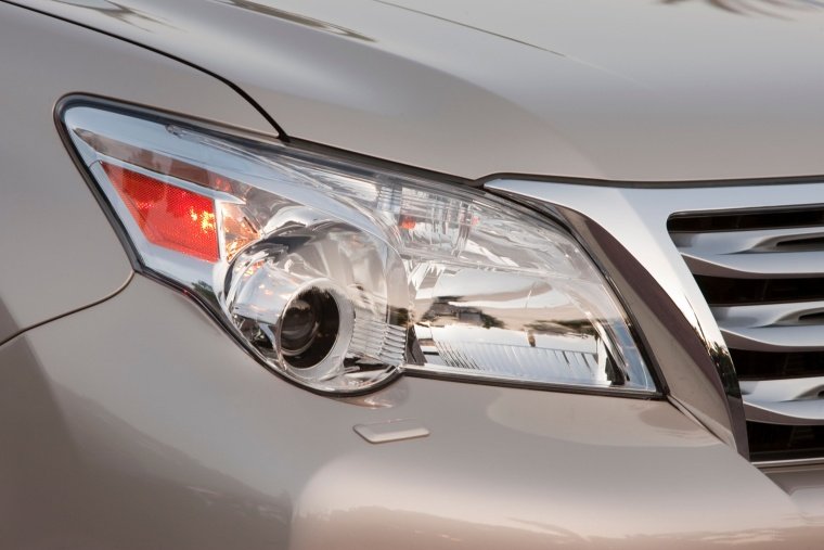 2013 Lexus GX460 Headlight Picture