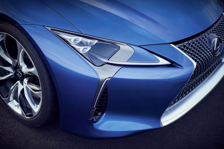 2018 Lexus LC 500h Coupe Headlight Picture