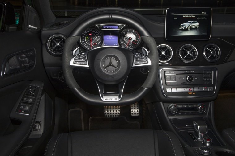 2019 Mercedes-AMG GLA 45 4MATIC Cockpit Picture