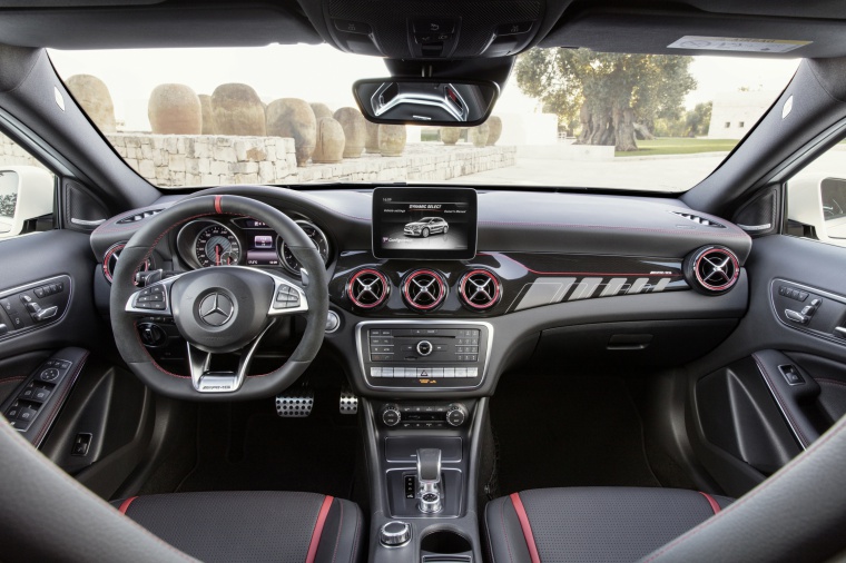 2019 Mercedes-AMG GLA 45 4MATIC Cockpit Picture