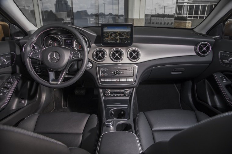 2020 Mercedes-Benz GLA 250 4MATIC Cockpit Picture